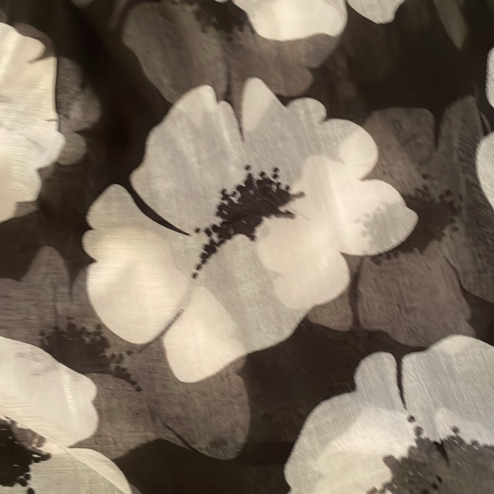 Black and white scarf with flowers - Picture 2 of 2